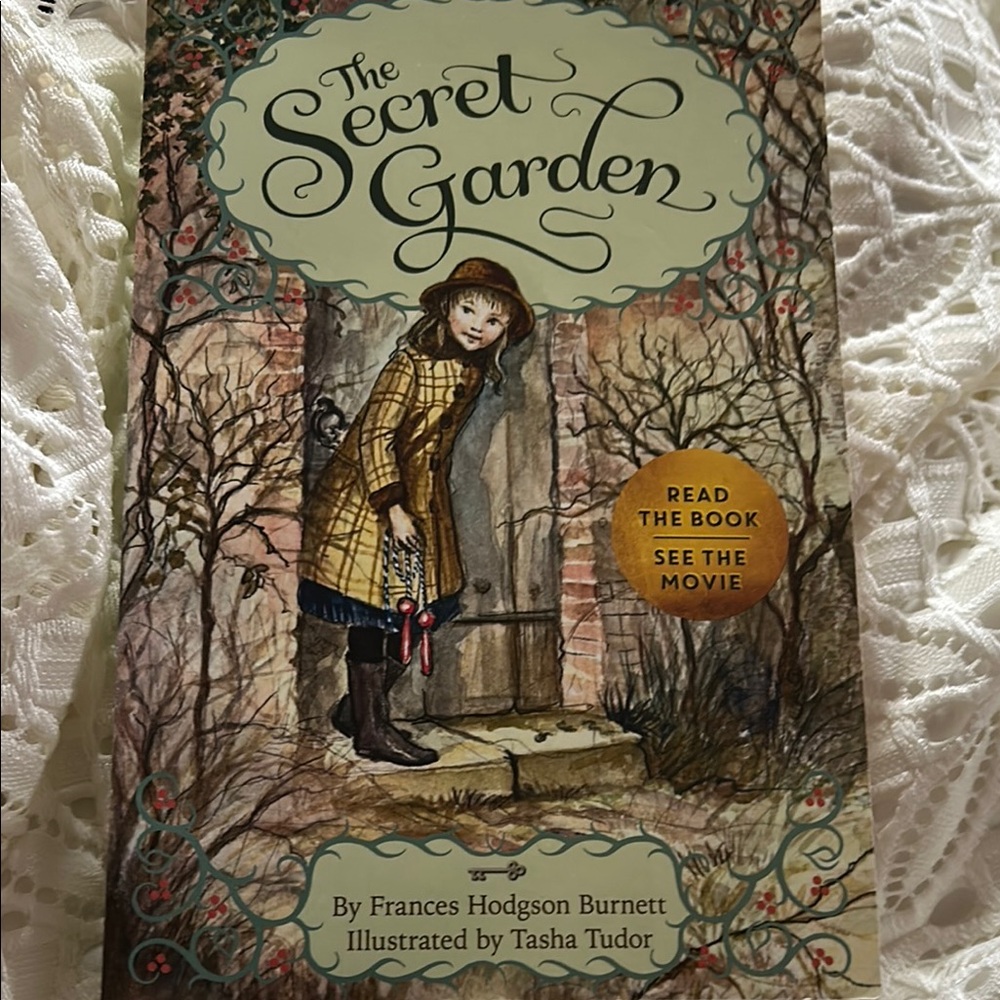The Secret Garden Paperback Book by Frances Hodgson Burnett-Good condition